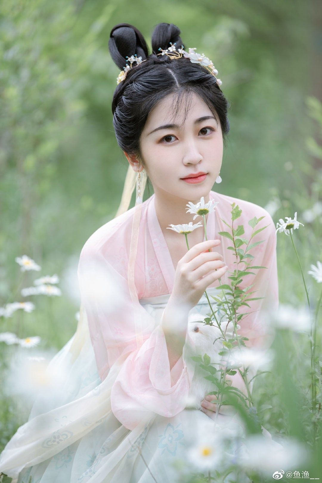Embracing Modern Chinese Style:The Evolution of Red Cheongsam for the Petite Figure Embracing Modern Chinese Style:The Evolution of Red Cheongsam for the Petite Figure