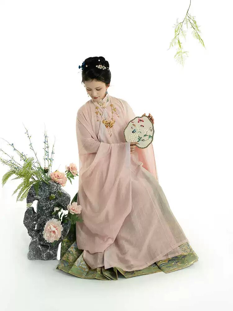 Embracing Modernity in Mini Frames:The Evolution of Chinese-Style Qipao Embracing Modernity in Mini Frames:The Evolution of Chinese-Style Qipao