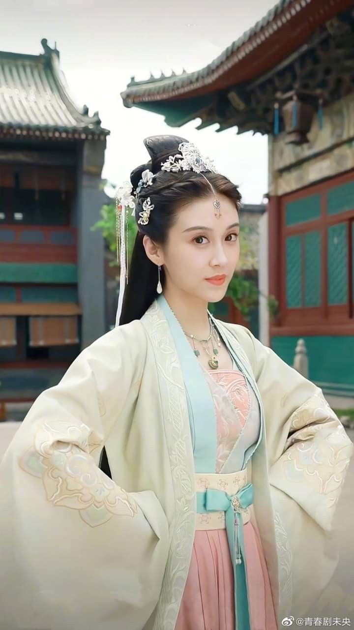 Elementary Students Embracing the Beauty of Traditional Chinese Hanfu Costumes