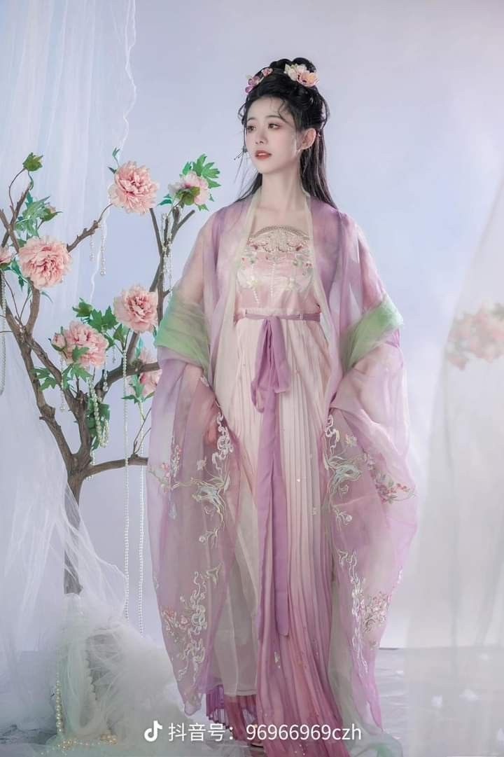 The 11-Year-Old Girl in Hanfu:Embracing Traditional Elegance in the Fifth Grade The 11-Year-Old Girl in Hanfu:Embracing Traditional Elegance in the Fifth Grade