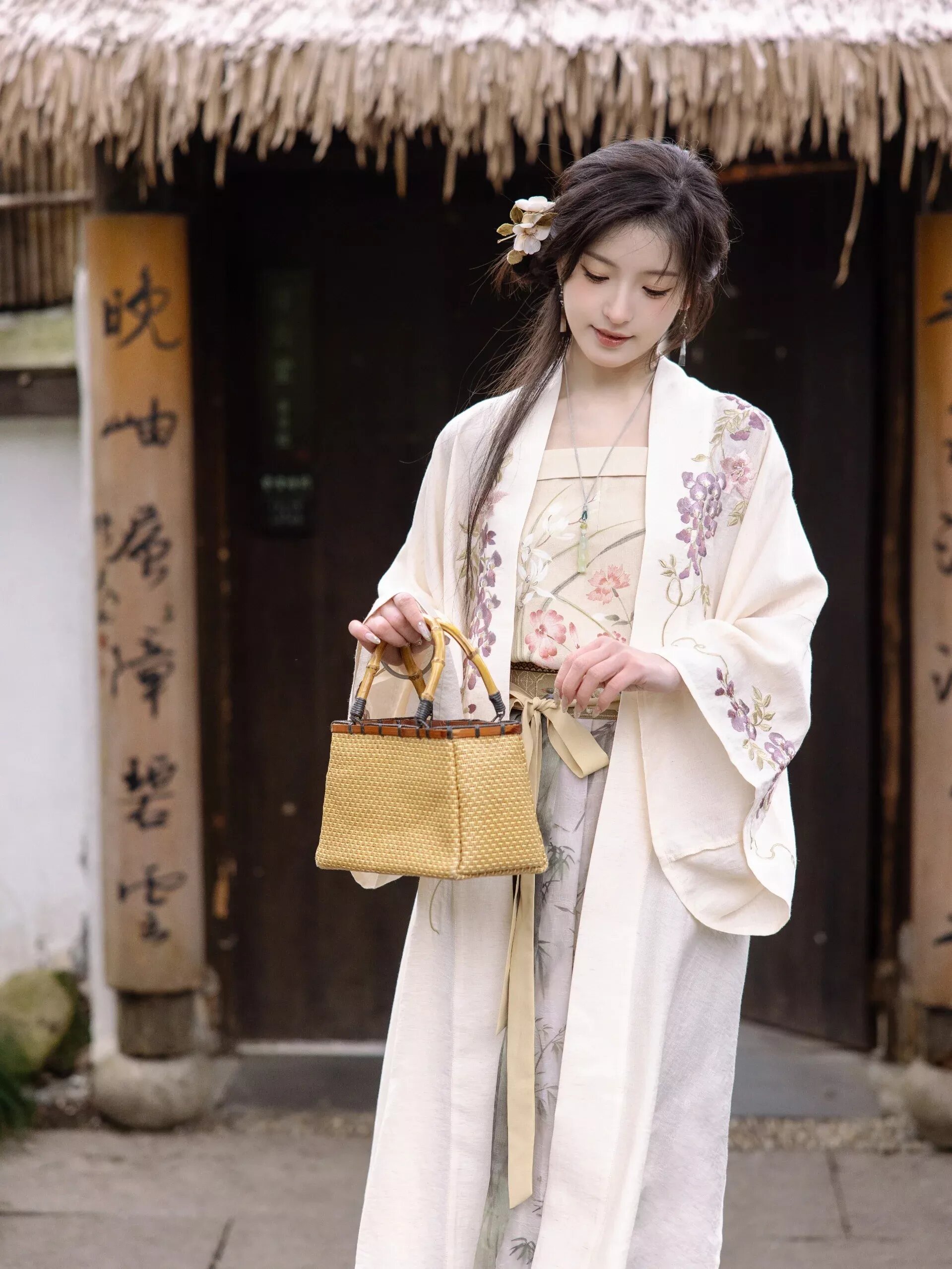 Enhancing the Elegance of Short Figures in Cheongsam:A Guide to Height-Boosting Styling Enhancing the Elegance of Short Figures in Cheongsam:A Guide to Height-Boosting Styling