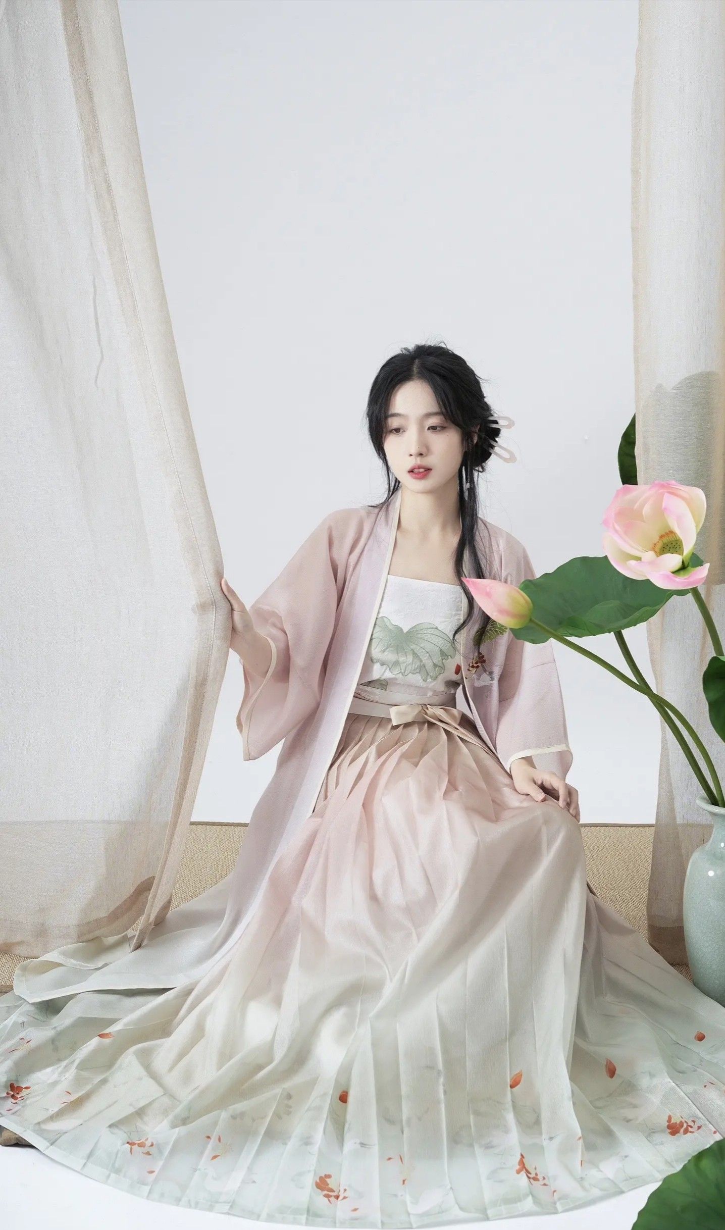 Luxury Silk Cheongsam and High-End Mulberry Silk Blouses:A Journey into Elegance and Quality Luxury Silk Cheongsam and High-End Mulberry Silk Blouses:A Journey into Elegance and Quality