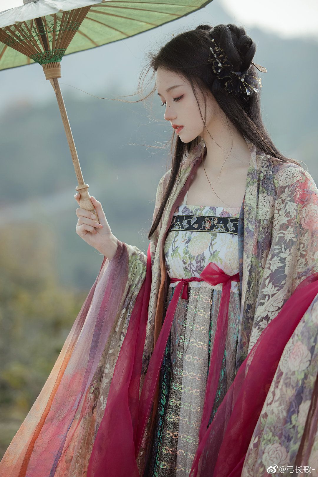 Hanfu Fashion at Hansh Shanghalian Flagship Store in Winter Hanfu Fashion at Hansh Shanghalian Flagship Store in Winter