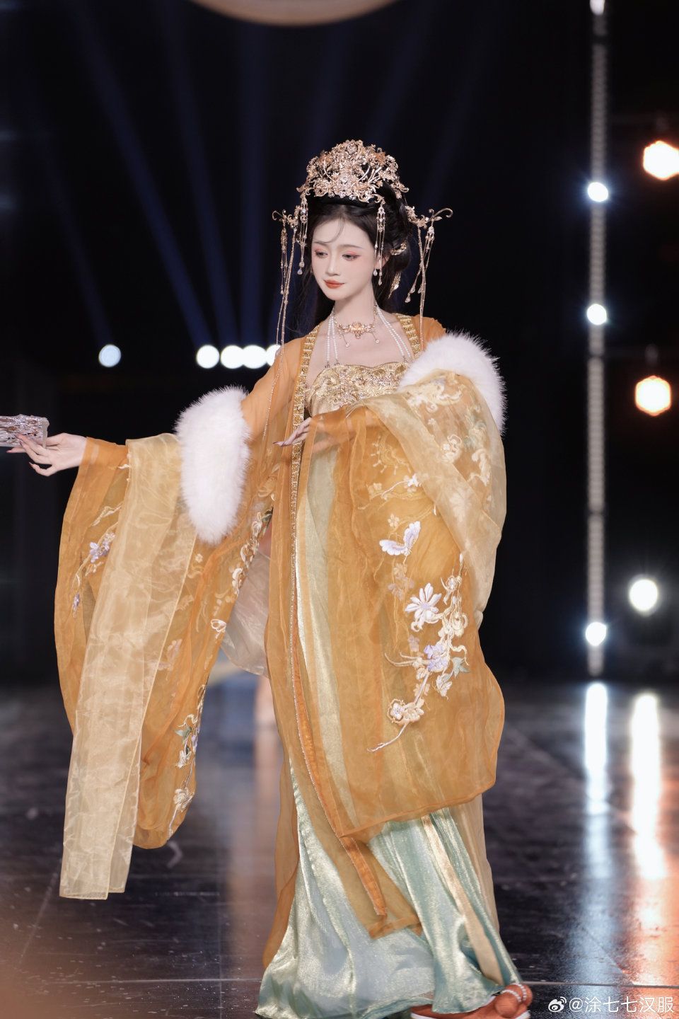 The Enchantment of a Girls Robe:A Blend of Traditional Chinese Fashion and Modern Design The Enchantment of a Girls Robe:A Blend of Traditional Chinese Fashion and Modern Design