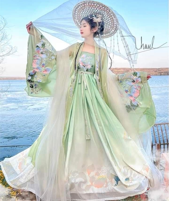 The Revival of Traditional Chinese Hanfu:Embracing Ancient Elegance The Revival of Traditional Chinese Hanfu:Embracing Ancient Elegance