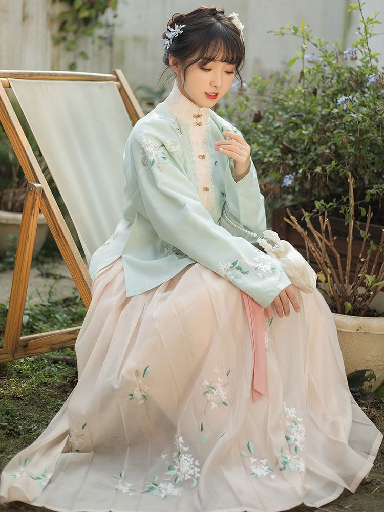 Traditional Chinese Style Horse-Face Skirt with Embroidery for Children Traditional Chinese Style Horse-Face Skirt with Embroidery for Children
