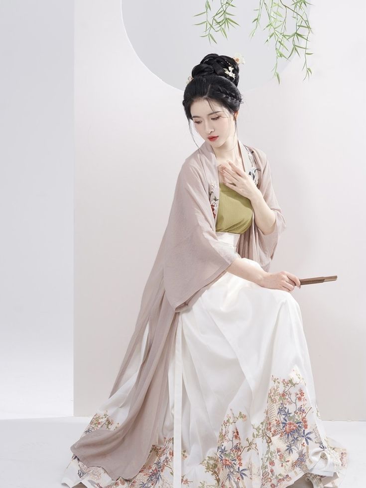 Ancient Style Hair Combs and Steps to Creating Traditional Hanfu Headwear Ancient Style Hair Combs and Steps to Creating Traditional Hanfu Headwear