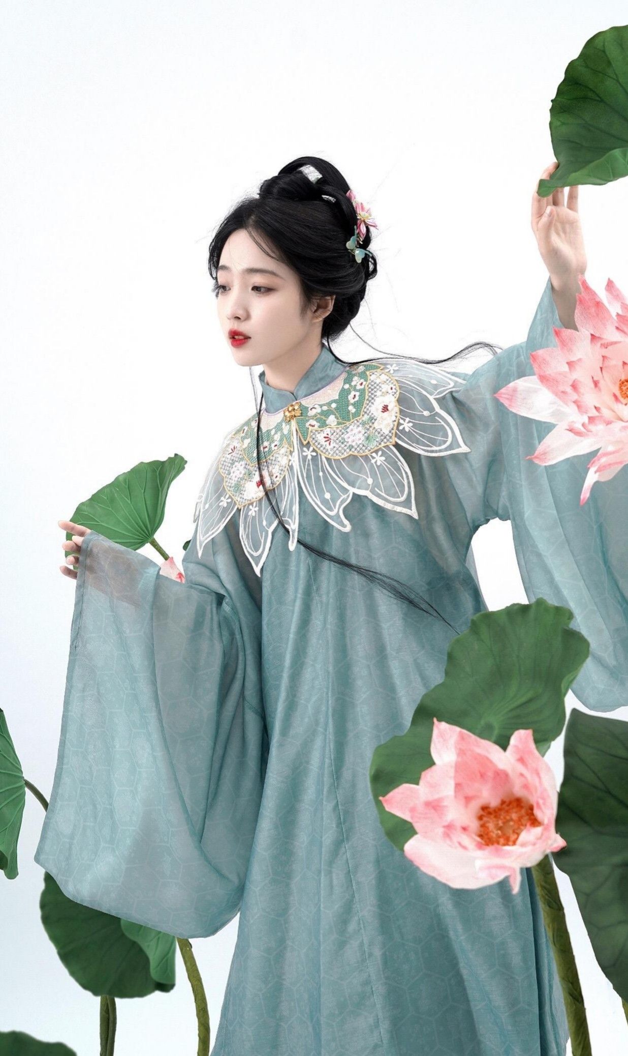 Embroidery and Cut-Outs:The Ethereal Beauty of the Hollowed-Out Cheongsam Woman