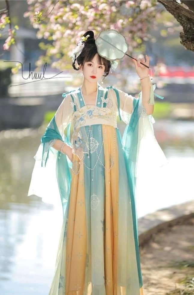 White Lace Cheongsam Dress:A Blend of Tradition and Elegance White Lace Cheongsam Dress:A Blend of Tradition and Elegance