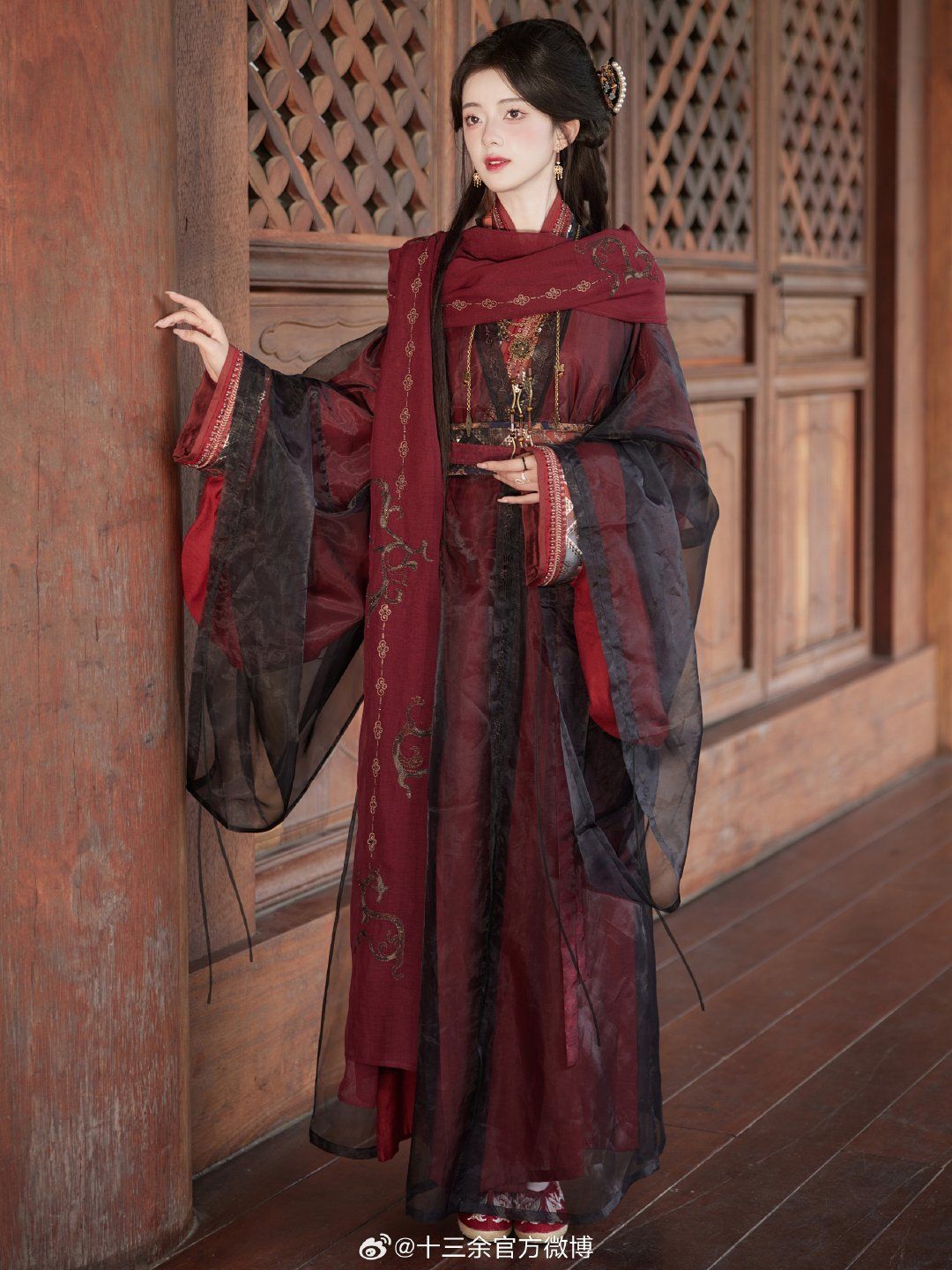 The Splendor of Hanfu Fashion in the Wei and Jin Dynasties:A Study of Red-Dress Women