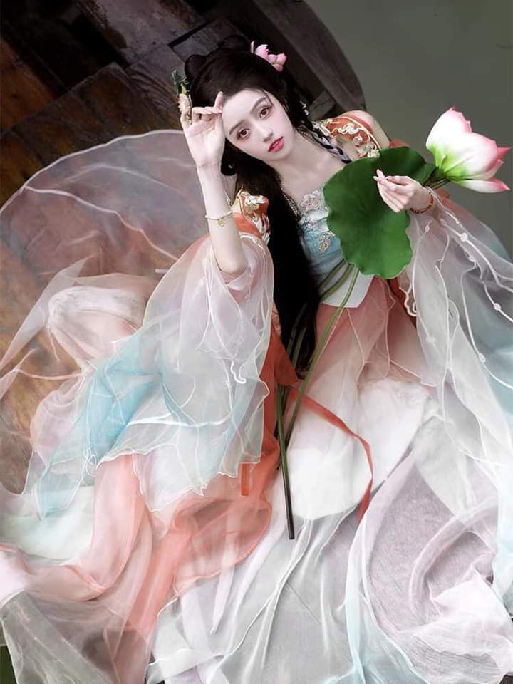 The Elegance of a White Hanfu Shoe-Wearing Woman The Elegance of a White Hanfu Shoe-Wearing Woman