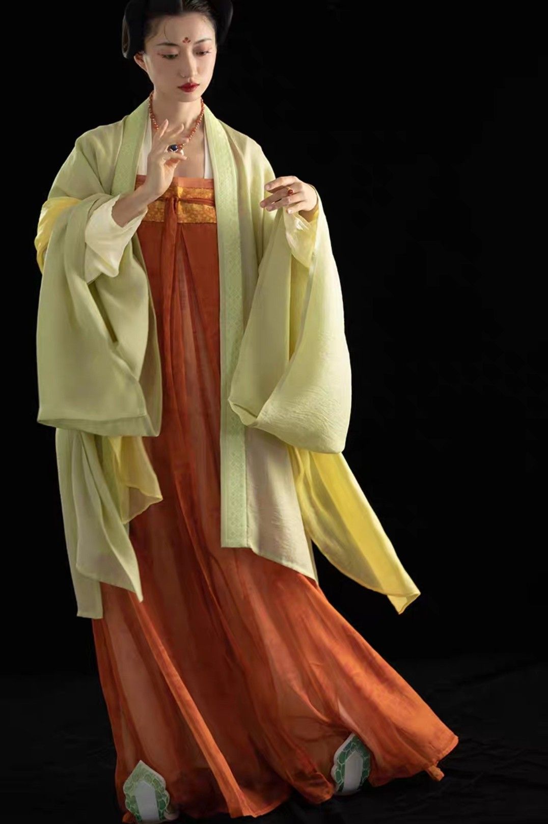 The Bridal Shoes of Song Dynasty Hanfu:A Cultural Exploration