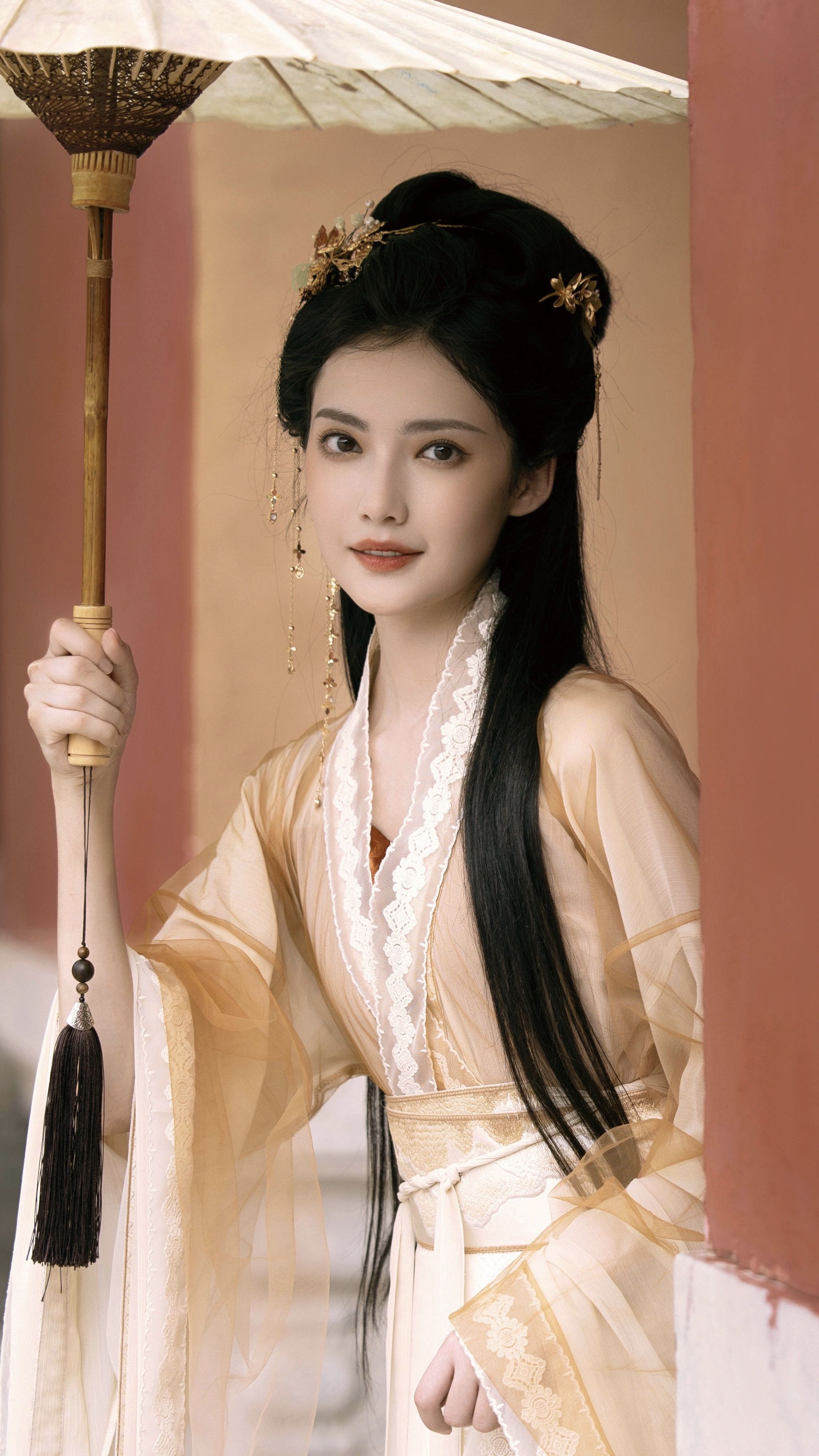 The Chic and Exquisite Charm of Qipao:The Evolution of Traditional Chinese Dress to Modern Fashion