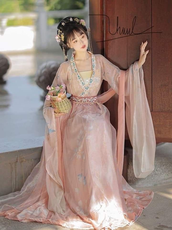 Elegant Linglong Satin Cheongsam:A Symbol of Traditional Chinese Beauty Elegant Linglong Satin Cheongsam:A Symbol of Traditional Chinese Beauty