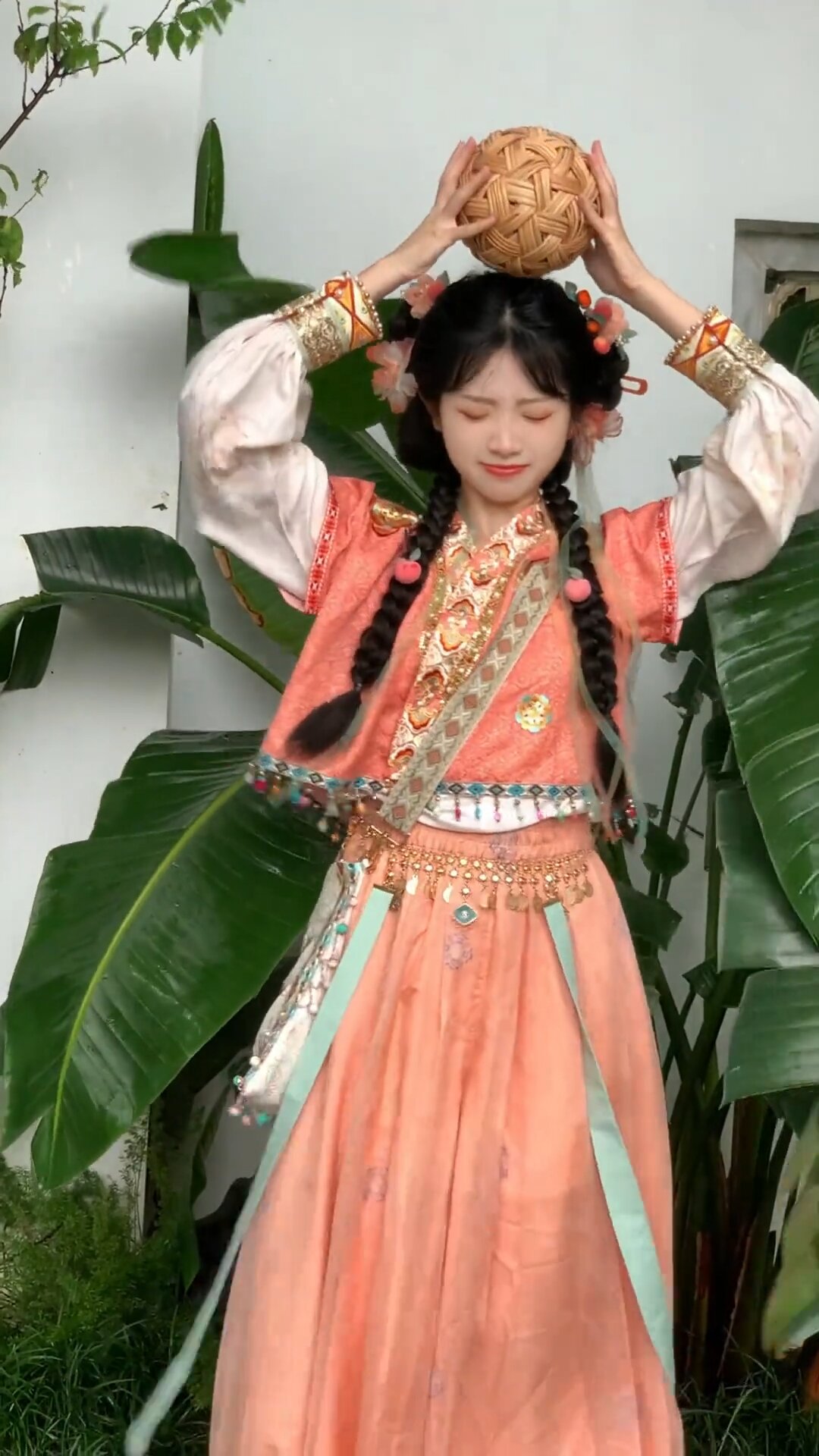 The Splendor of Traditional Chinese Hanfu:A Single-Piece Outer Robe with Big Sleeve Shans The Splendor of Traditional Chinese Hanfu:A Single-Piece Outer Robe with Big Sleeve Shans