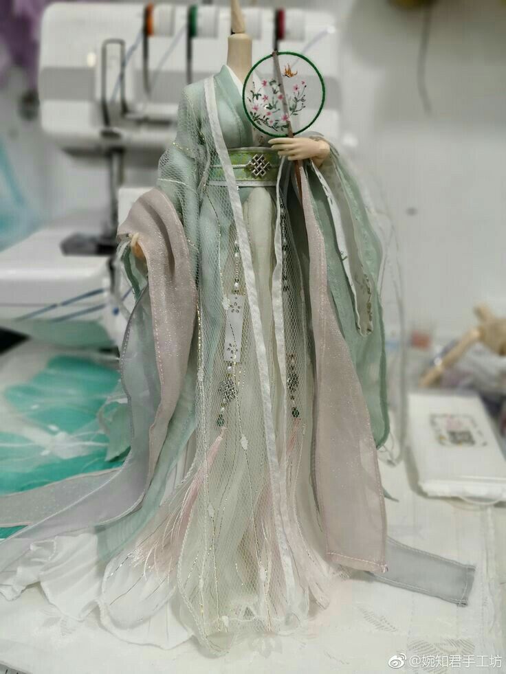 The Journey of a 12-Year-Old Girl Student Embracing Hanfu Han Chinese Traditional Clothing) The Journey of a 12-Year-Old Girl Student Embracing Hanfu Han Chinese Traditional Clothing)