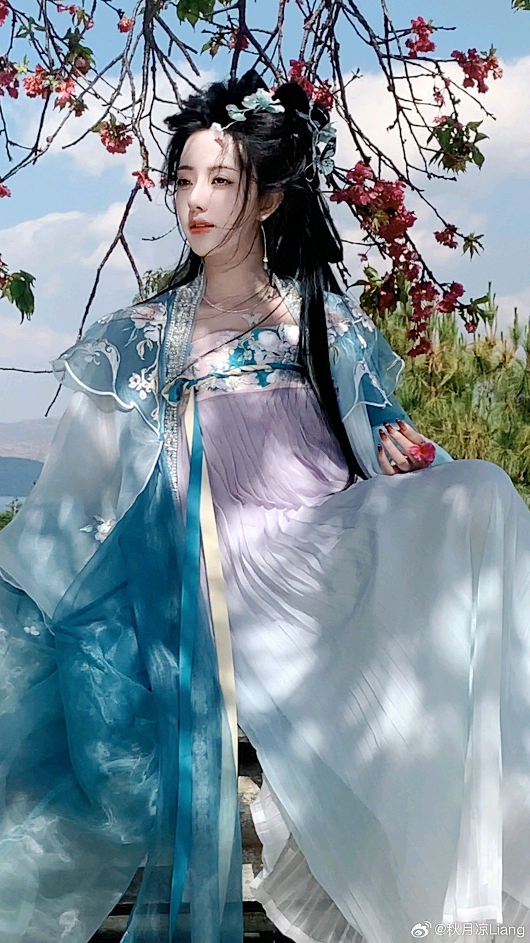 The Enchantment of Silk Cheongsam with Cloud-like Silk,a Tale of Chinese Traditional Elegance The Enchantment of Silk Cheongsam with Cloud-like Silk,a Tale of Chinese Traditional Elegance