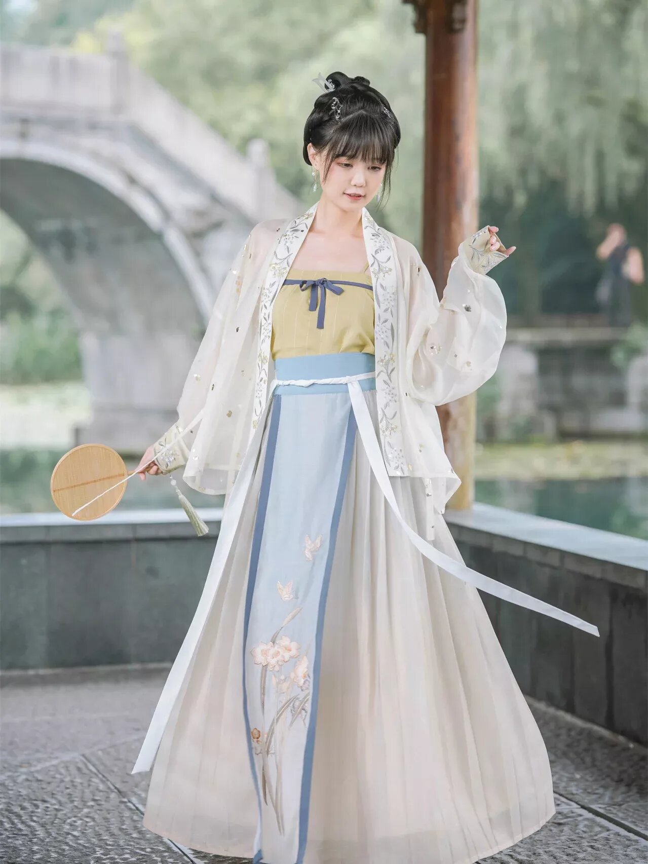 Ancient Elegance:The Revival of Hanfu Costumes in the Fashion of a 14-Year-Old Girls Long Skirt Ancient Elegance:The Revival of Hanfu Costumes in the Fashion of a 14-Year-Old Girls Long Skirt