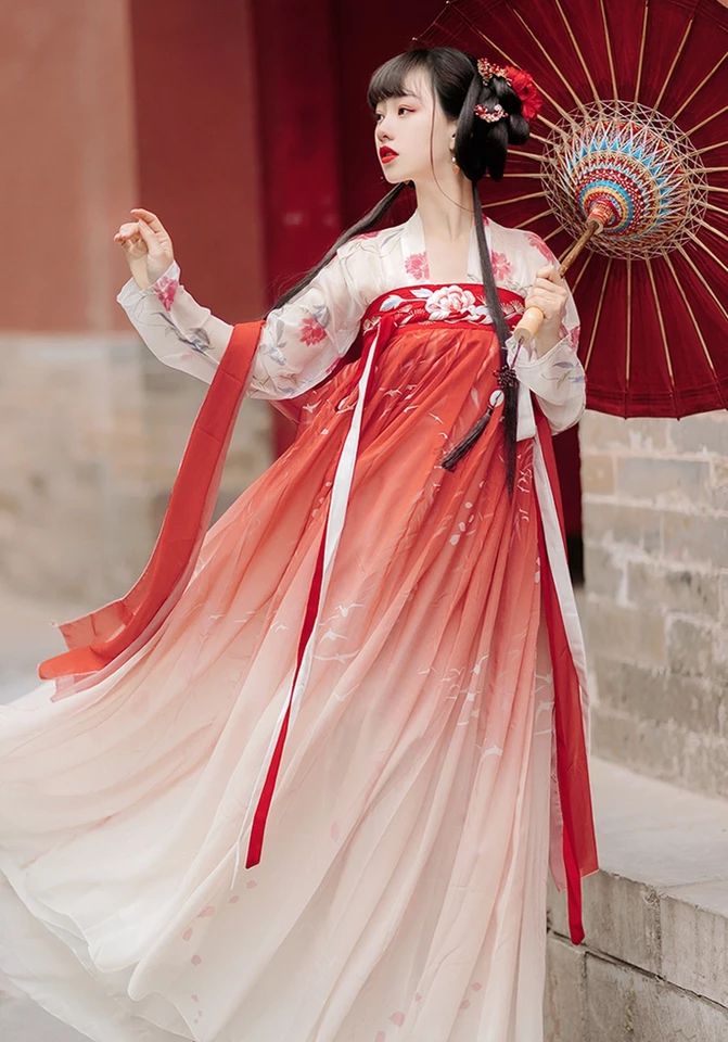 A Glance at the Elegant Pink Engagement Cheongsam as a Toast-Giving Attire