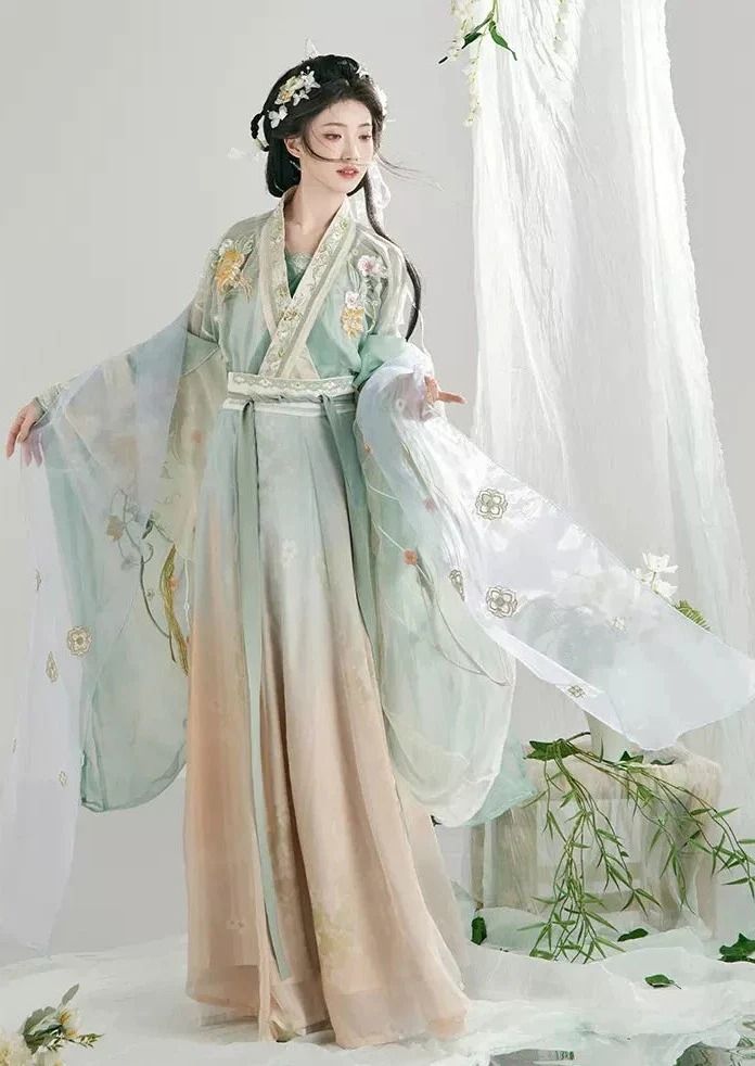 The Splendor of Hanfu Headwear:Womens Headdresses in Traditional Chinese Splendor The Splendor of Hanfu Headwear:Womens Headdresses in Traditional Chinese Splendor