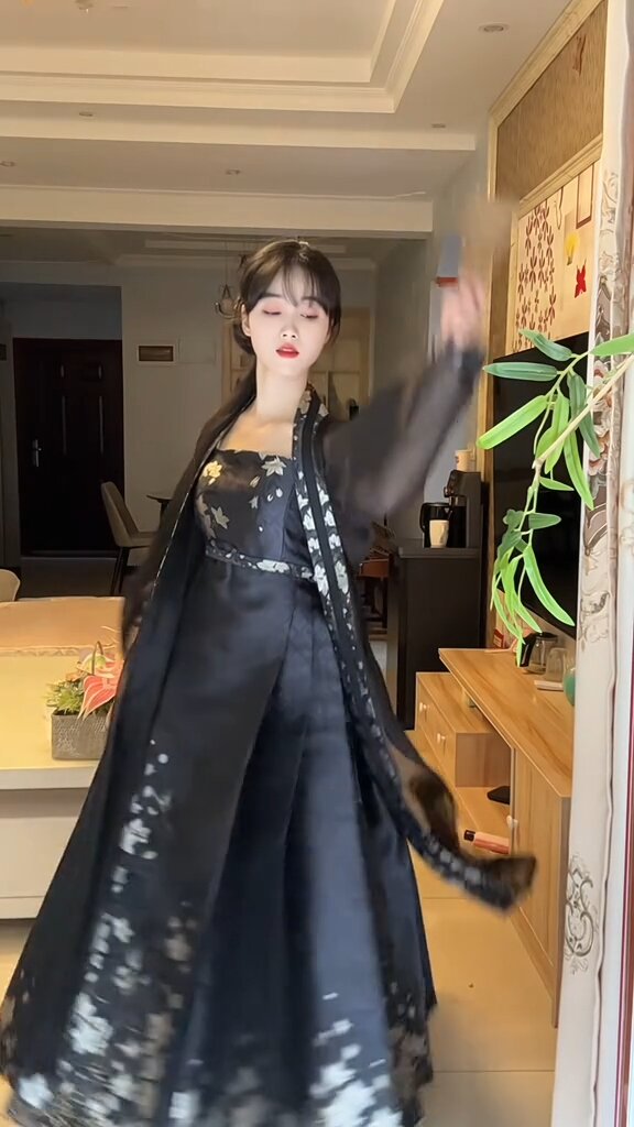 The Delightful Cheongsam of a 40-to 50-Year-Old Mother-in-Law