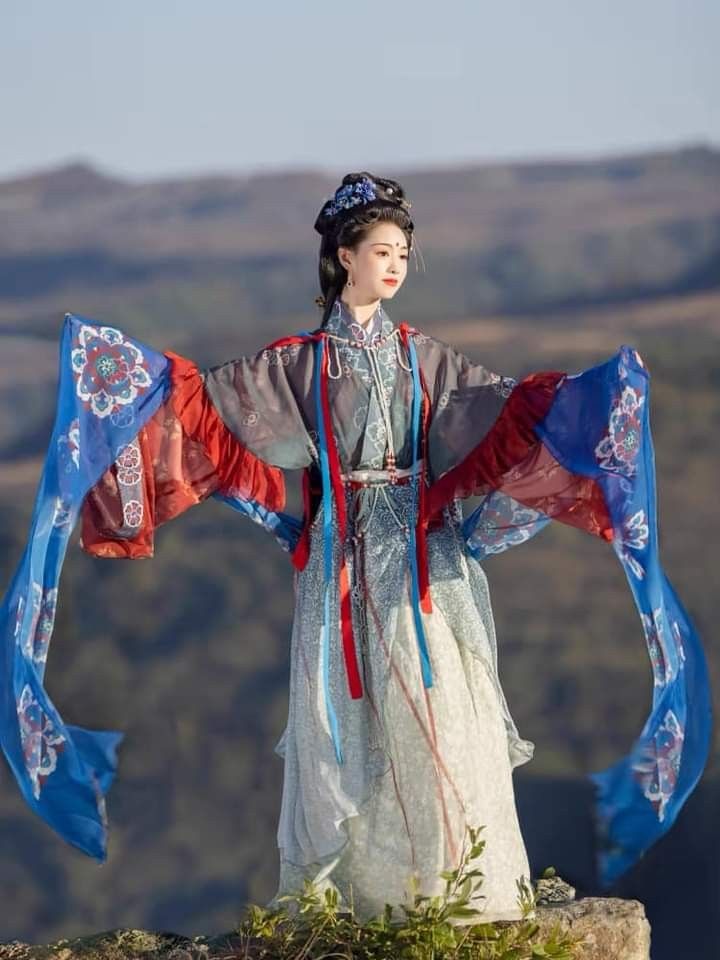 Engaged in a New Era:The Revival of Qipao as a Symbol of Chinese Engagement Tradition Engaged in a New Era:The Revival of Qipao as a Symbol of Chinese Engagement Tradition