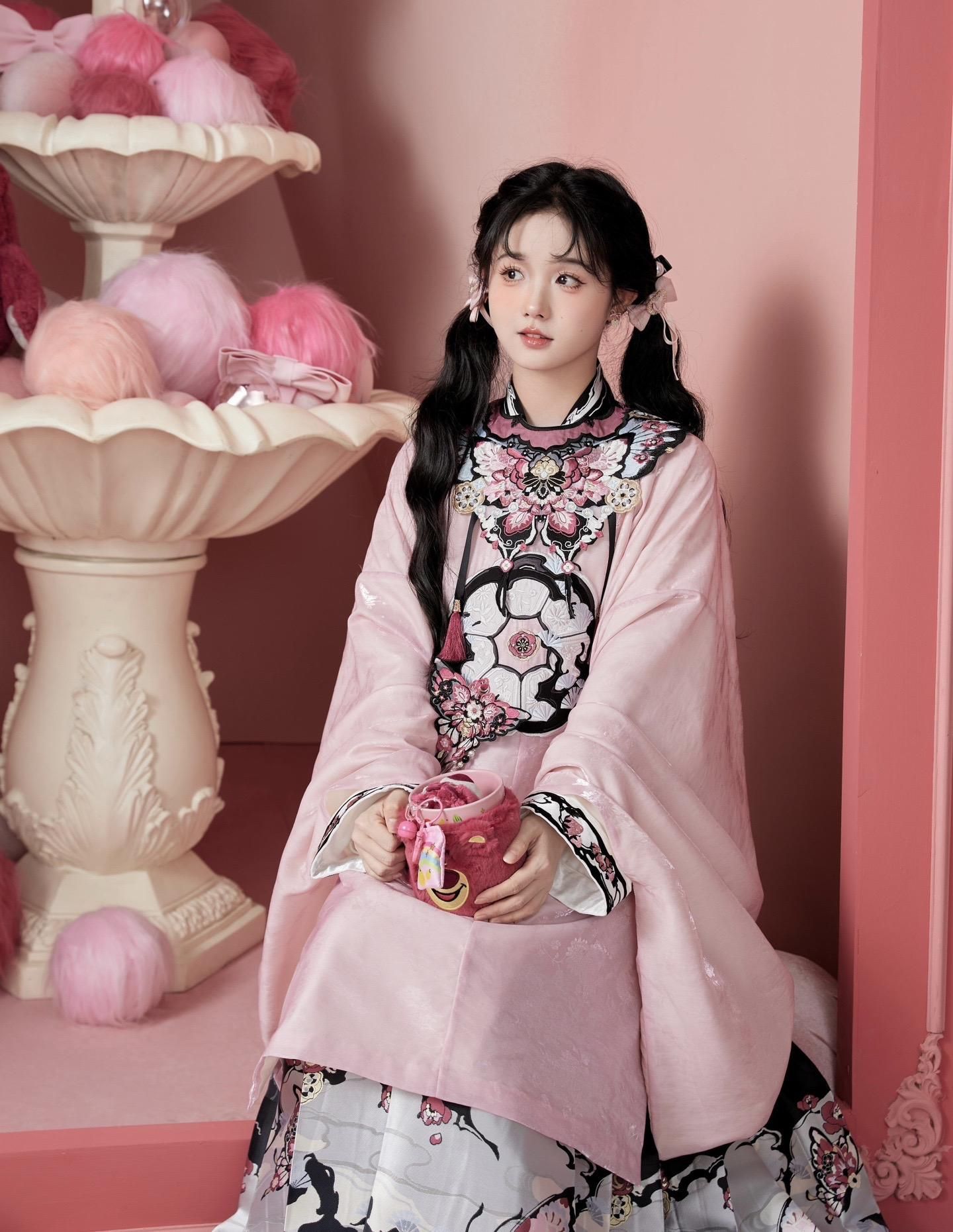 Reimagining the Cheongsam:Embracing Modernity in Traditional Chinese Fashion Reimagining the Cheongsam:Embracing Modernity in Traditional Chinese Fashion