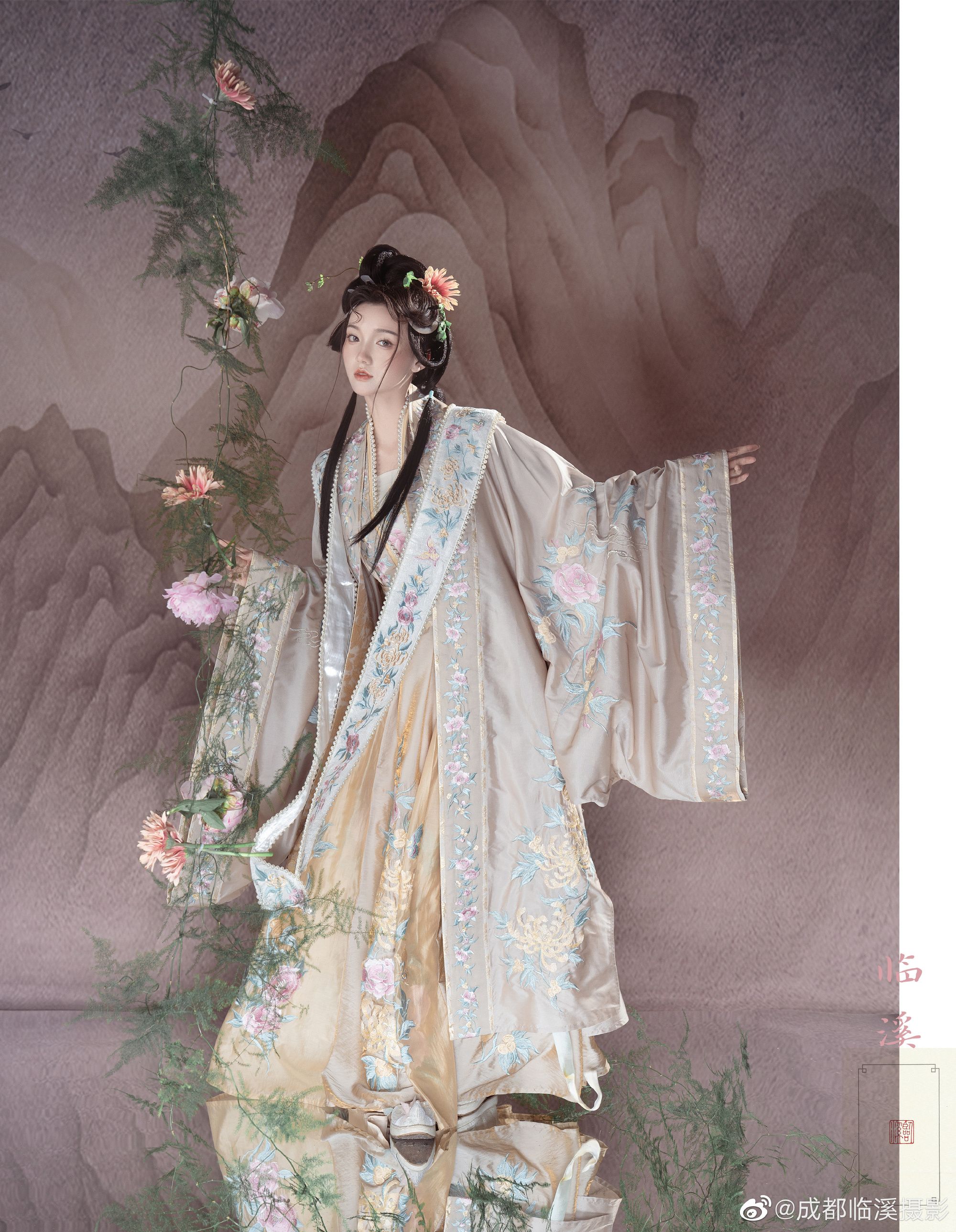 The Revival of Elegance:Zhu Yan Hanfu Fashion The Revival of Elegance:Zhu Yan Hanfu Fashion
