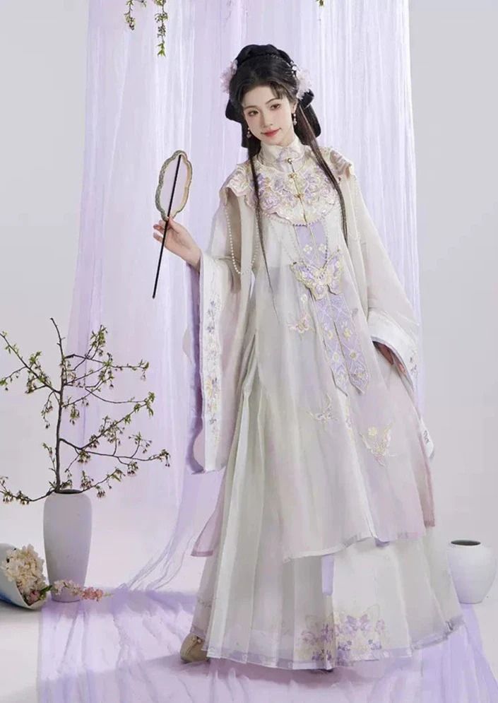 Revisiting the Elegance of Ancient Hanfu Fashion:A Trend of Revival Revisiting the Elegance of Ancient Hanfu Fashion:A Trend of Revival