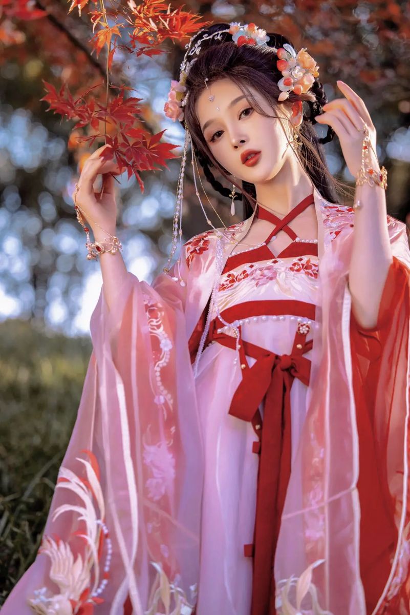 The 10-Year-Old Hanfu Girl:Embracing Traditional Beauty The 10-Year-Old Hanfu Girl:Embracing Traditional Beauty