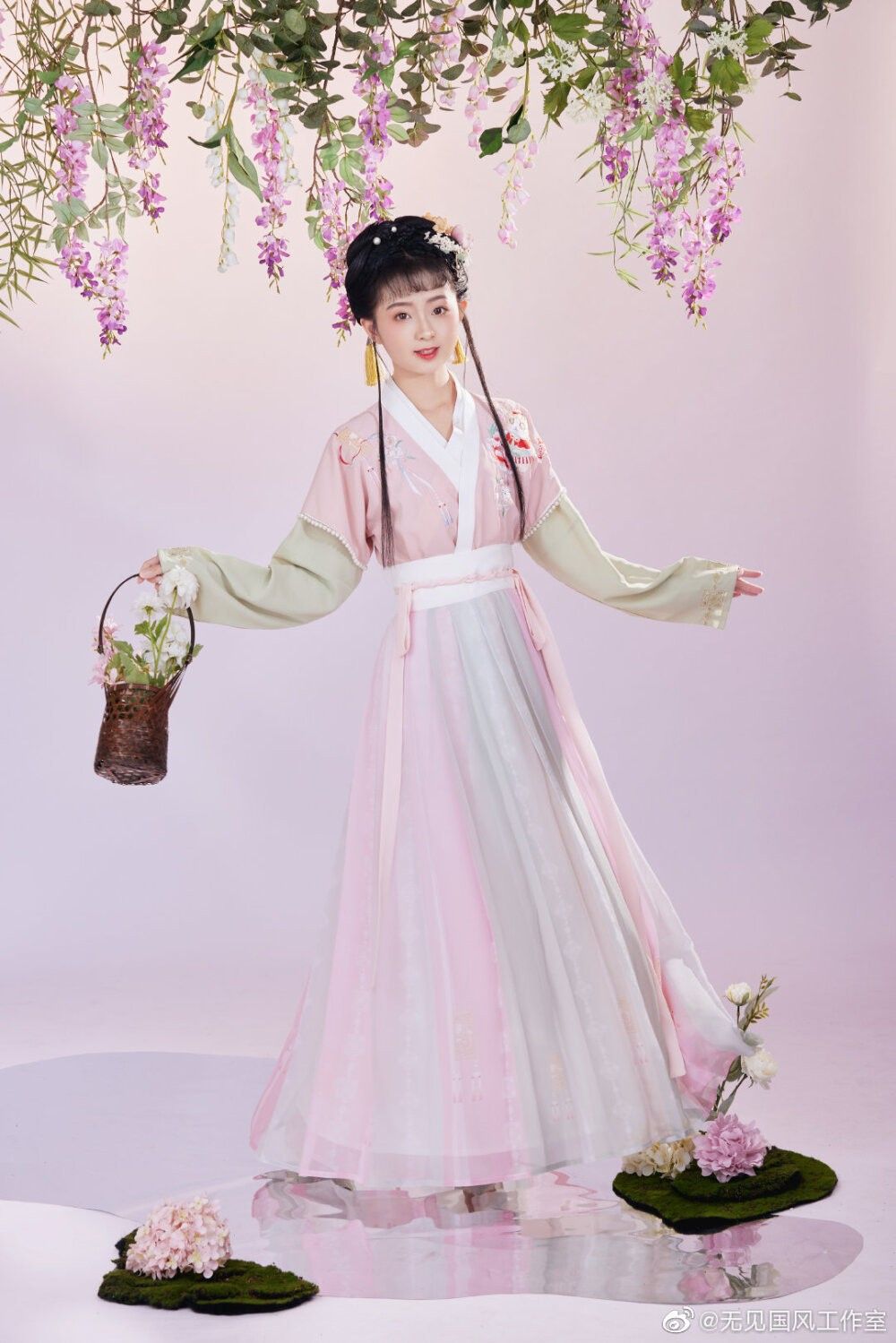 Reinventing Traditional Hanfu:Modernizing the Classic Chinese Fashion Reinventing Traditional Hanfu:Modernizing the Classic Chinese Fashion