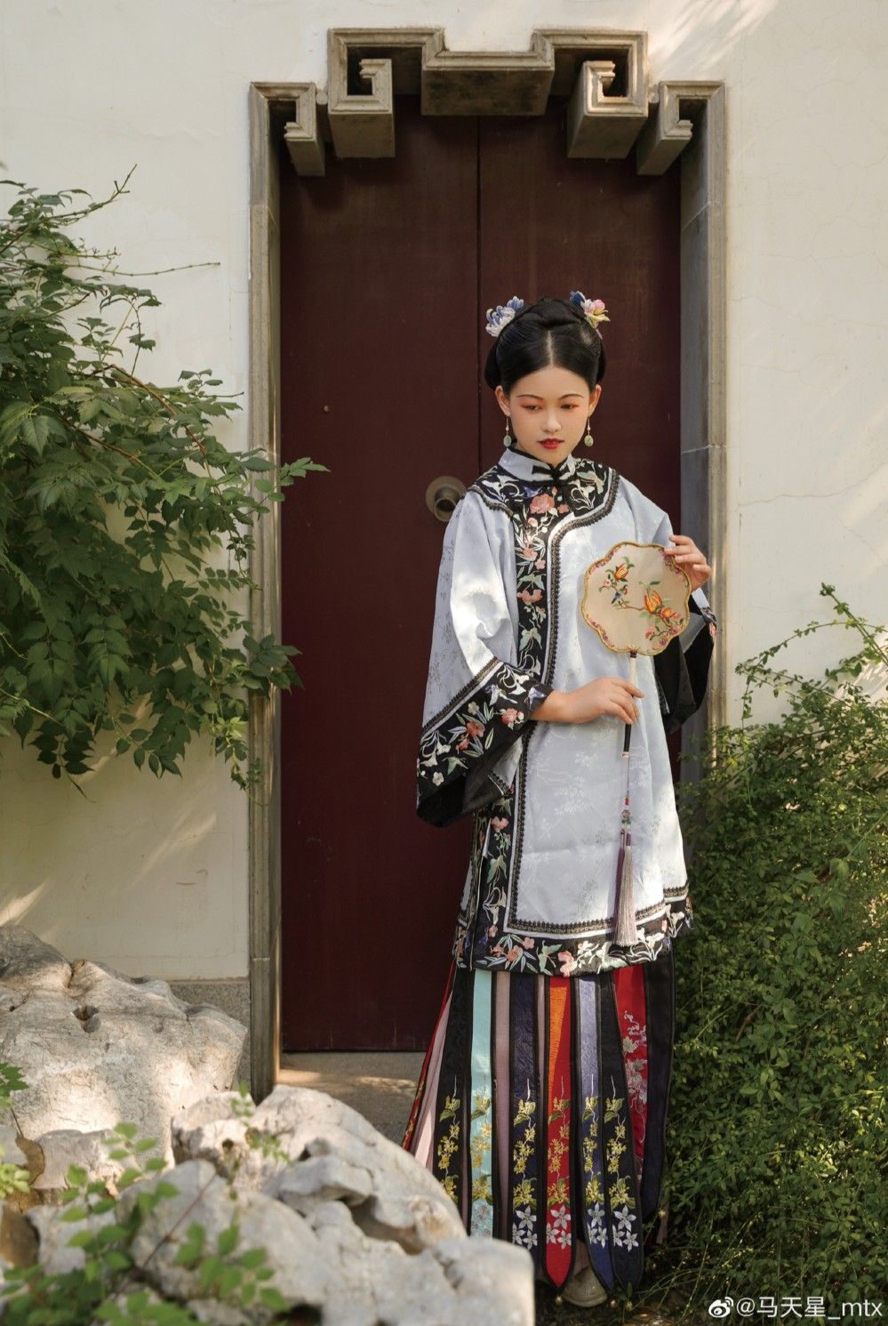 Phoenix Amidst the Cloth:Original Hanfu Design of Fenglaixian Phoenix Amidst the Cloth:Original Hanfu Design of Fenglaixian