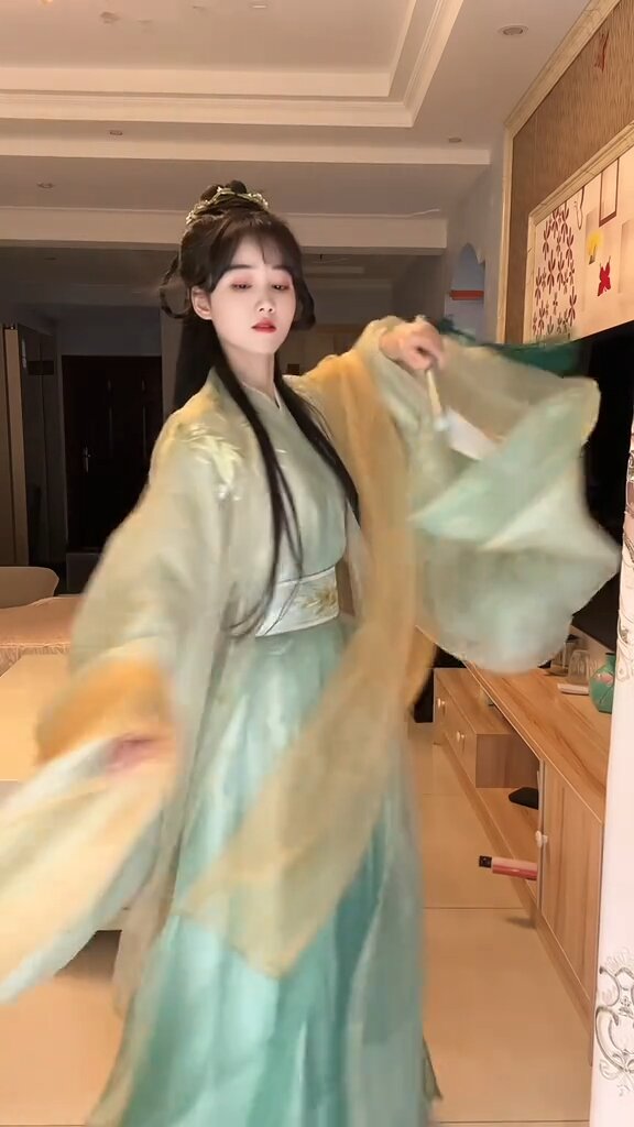 Ink-Dyed Cheongsam:A Blend of Tradition and Modernity Ink-Dyed Cheongsam:A Blend of Tradition and Modernity