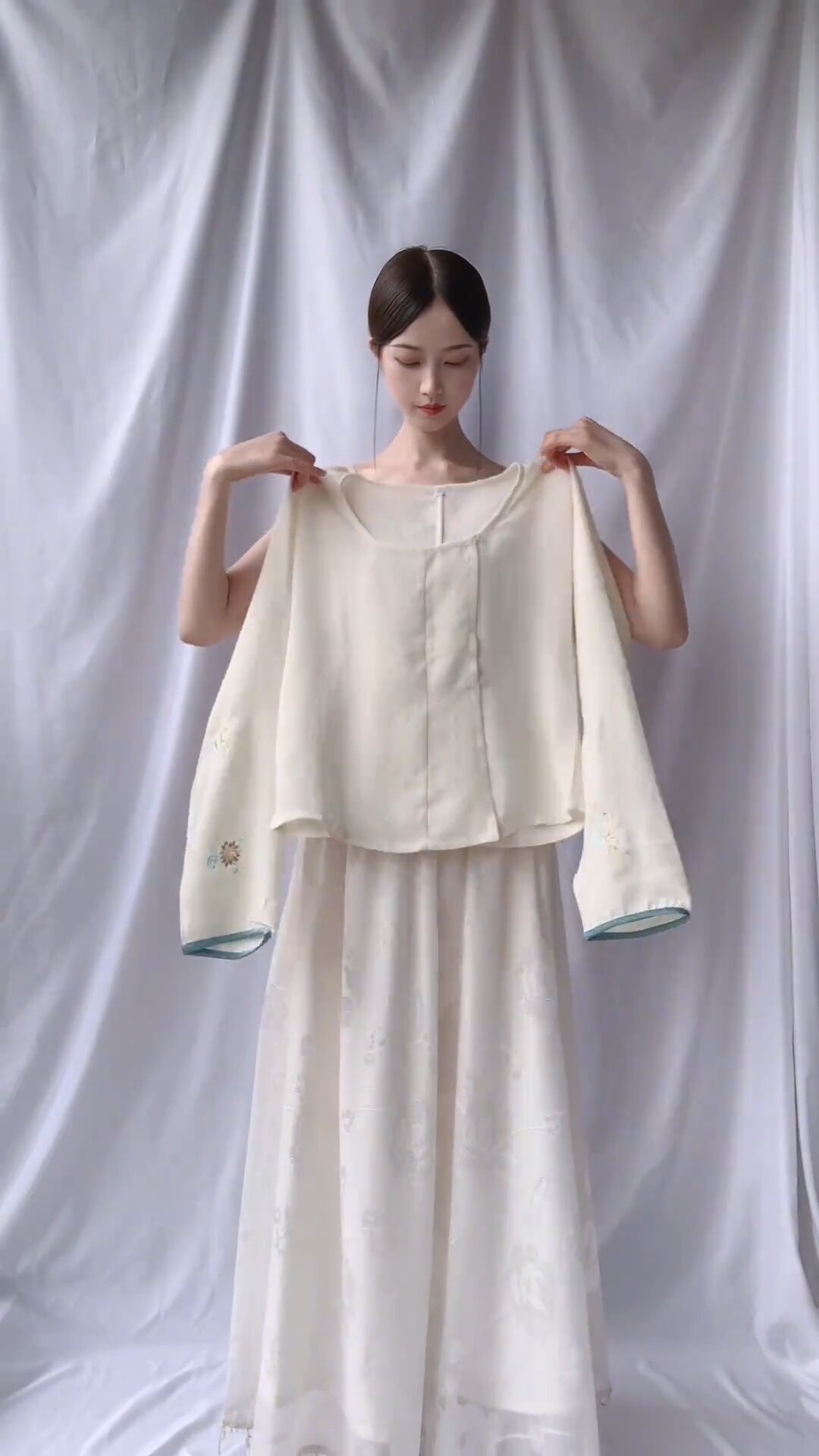 Elegant Elastic Cheongsam Dance:Embracing the Traditional with Modern Grace
