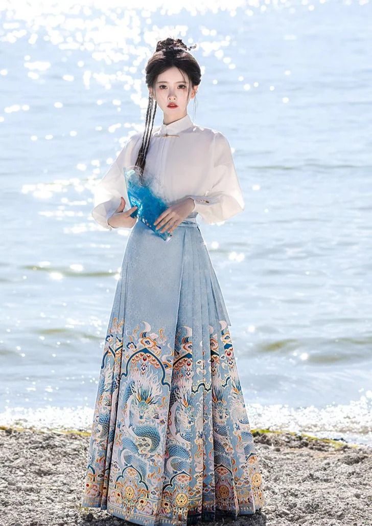 Blooming into Extinction:The Revival of Hanfu,the Flower-Adorned Traditional Chinese Clothing Blooming into Extinction:The Revival of Hanfu,the Flower-Adorned Traditional Chinese Clothing