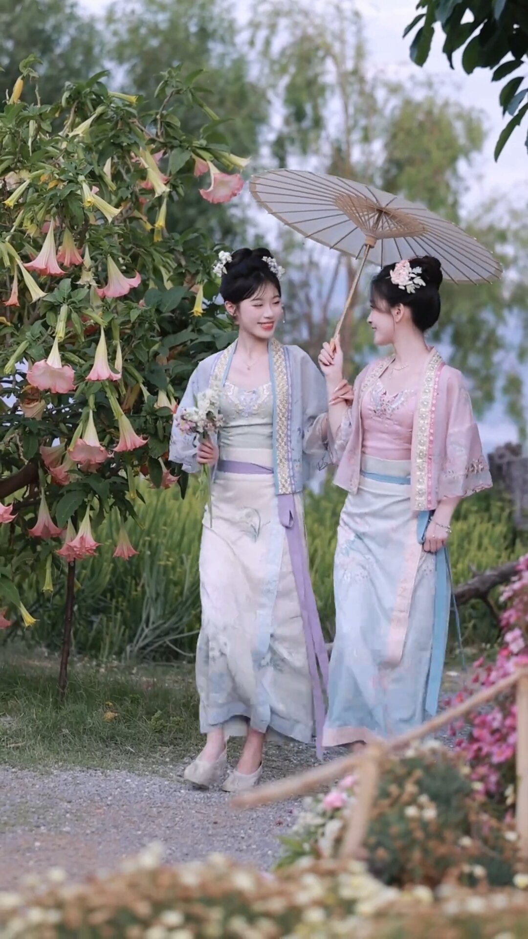 The Revival of Waist-Grazing Hanfu:Embracing the Traditional Charm of Belt-Bound Elegance The Revival of Waist-Grazing Hanfu:Embracing the Traditional Charm of Belt-Bound Elegance