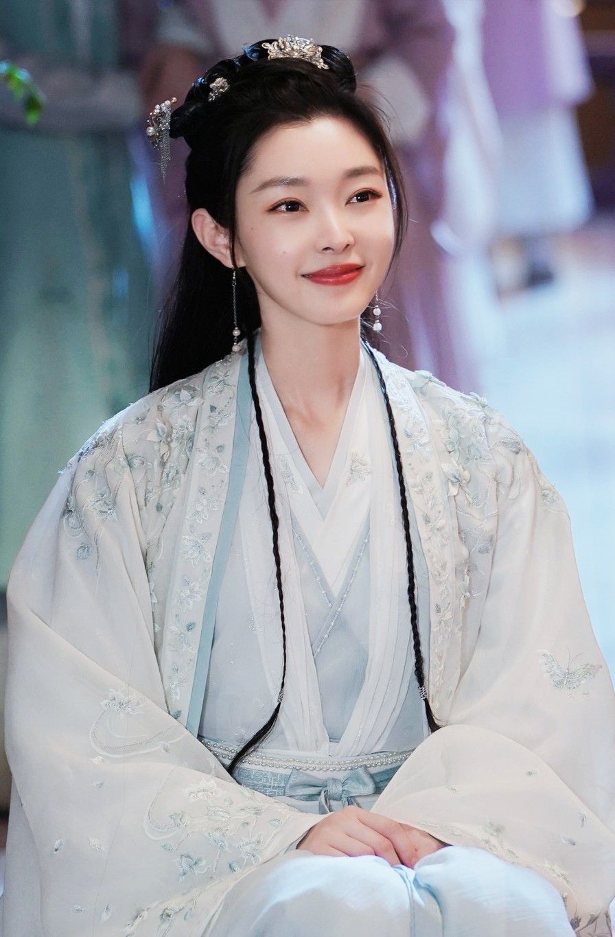 The Elegance of Cheongsams Open-Forked Petticoats:A Closer Look into Traditional Chinese Clothing The Elegance of Cheongsams Open-Forked Petticoats:A Closer Look into Traditional Chinese Clothing
