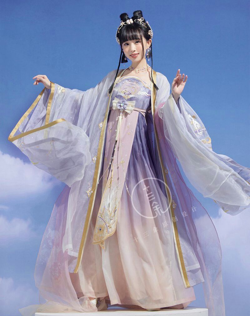The Traditional Charm of Cheongsam-Clad Aristocratic Ladies