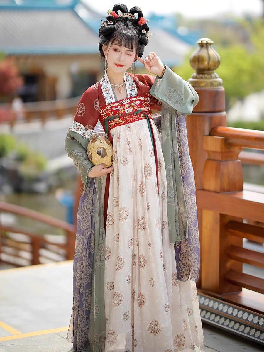 Seductive Cheongsam Tops:A Glance into the Ethereal Beauty of Traditional Chinese Clothing