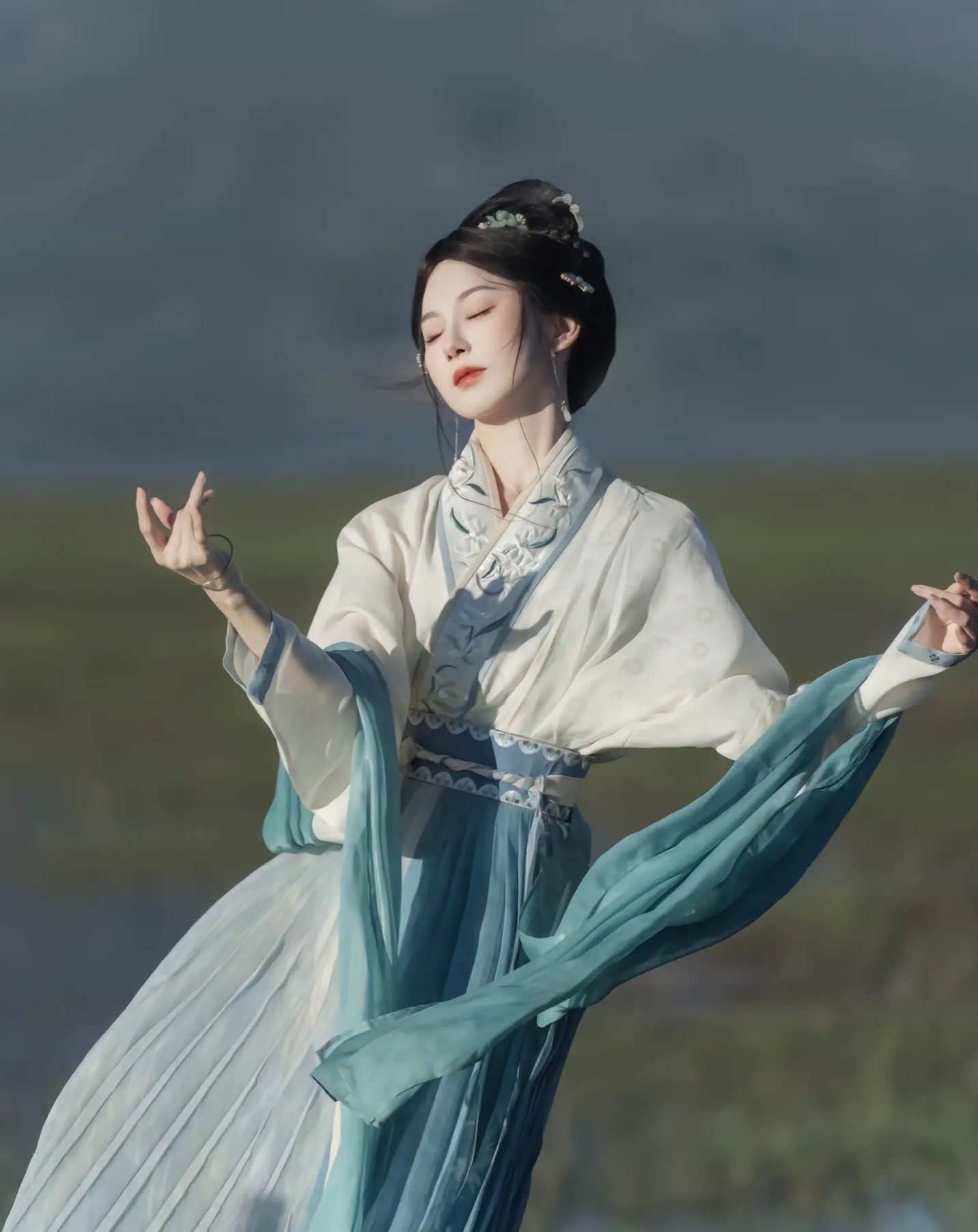 Summer Celebration:A Quip-Filled Tale of a Turn-One Chinese Baby Girl in a Cheongsam Summer Celebration:A Quip-Filled Tale of a Turn-One Chinese Baby Girl in a Cheongsam