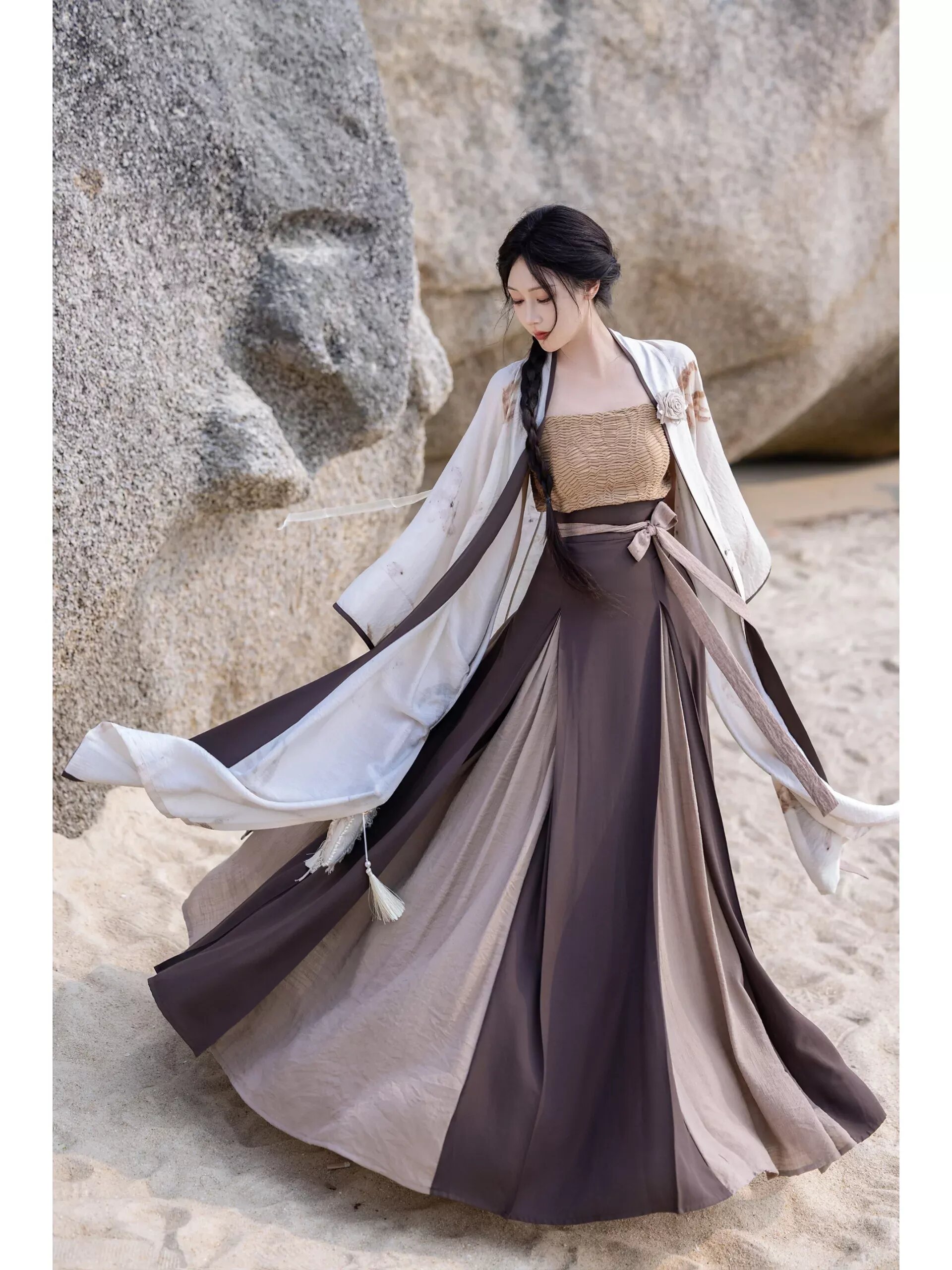 The Ming Dynastys Round-necked Robe and Horse-faced Skirt:A Cultural Exploration