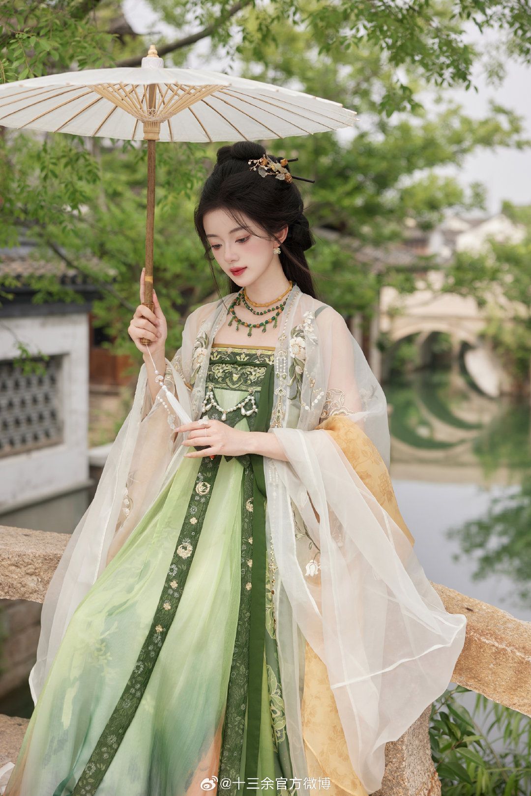 Embracing the New Sino-Style:A Mini-Sized Ensemble of Ma-Face Skirt and Modern Elegance Embracing the New Sino-Style:A Mini-Sized Ensemble of Ma-Face Skirt and Modern Elegance