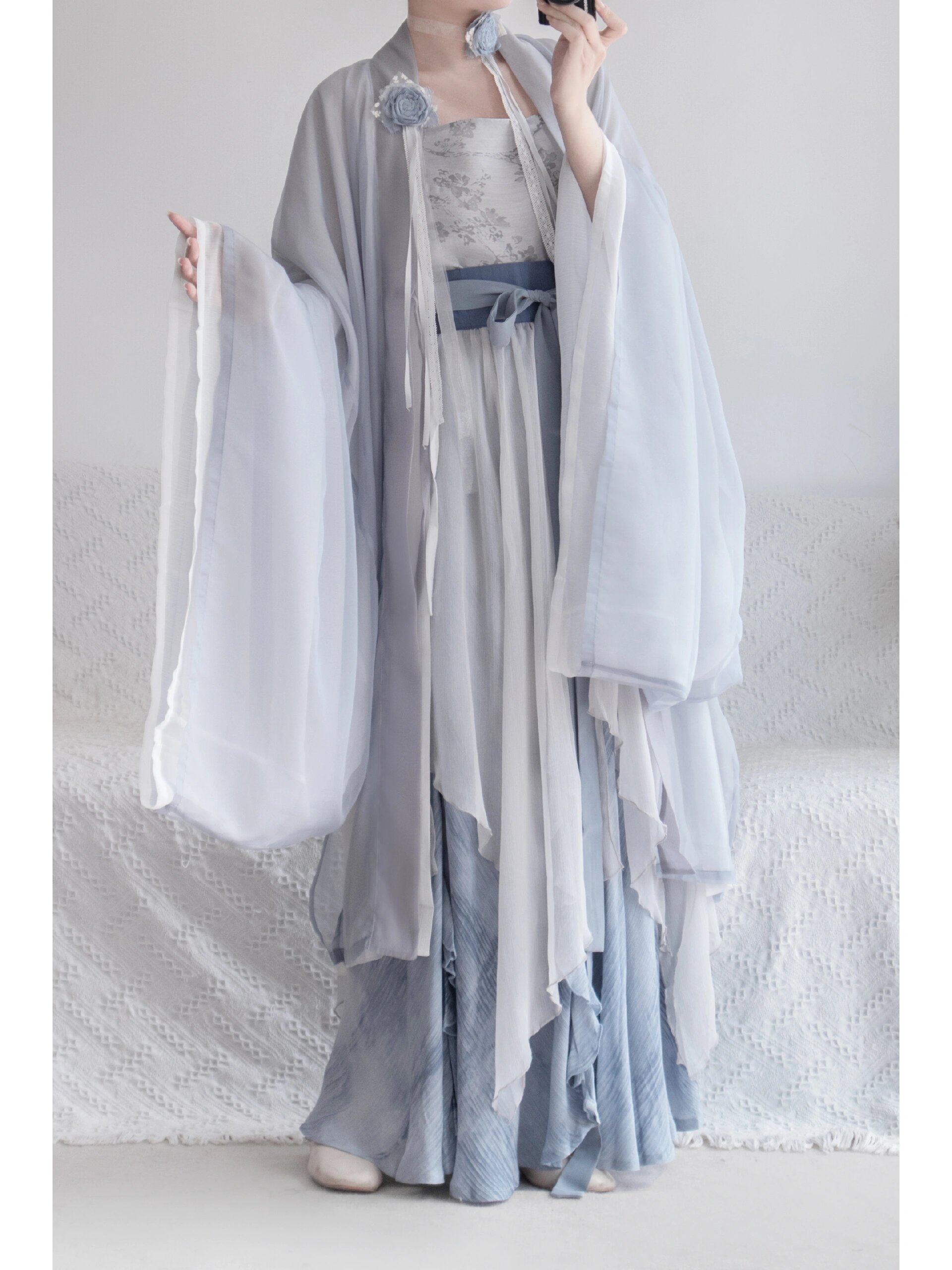 The Essence of Hanfu:The束腰 of Cultural Elegance The Essence of Hanfu:The束腰 of Cultural Elegance