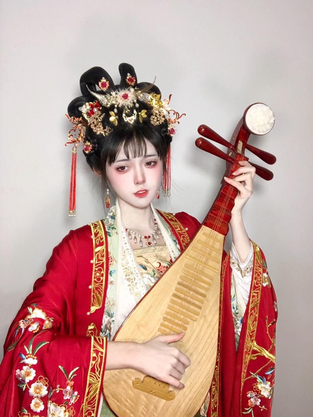 Plum Blossom Red Horseface Skirt:Embracing the Beauty of Oversized Elegance Plum Blossom Red Horseface Skirt:Embracing the Beauty of Oversized Elegance