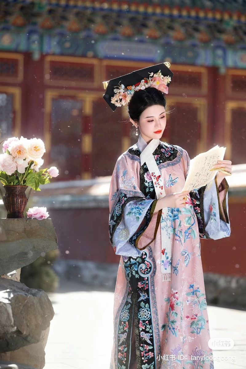 Embracing Modernity in a Sleeveless Revamped Cheongsam Dress Embracing Modernity in a Sleeveless Revamped Cheongsam Dress
