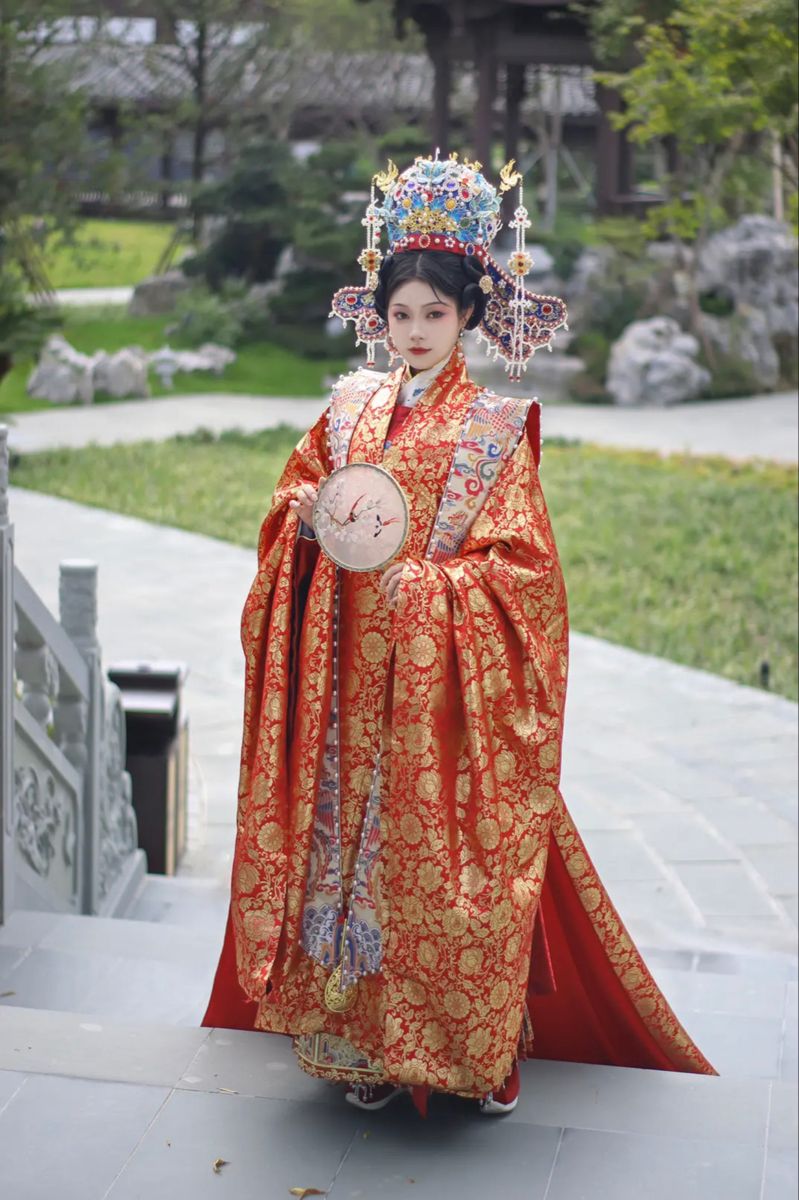 Embracing Modernity in a Cheongsam:Revolutionizing the Classic for Women of 40 Embracing Modernity in a Cheongsam:Revolutionizing the Classic for Women of 40