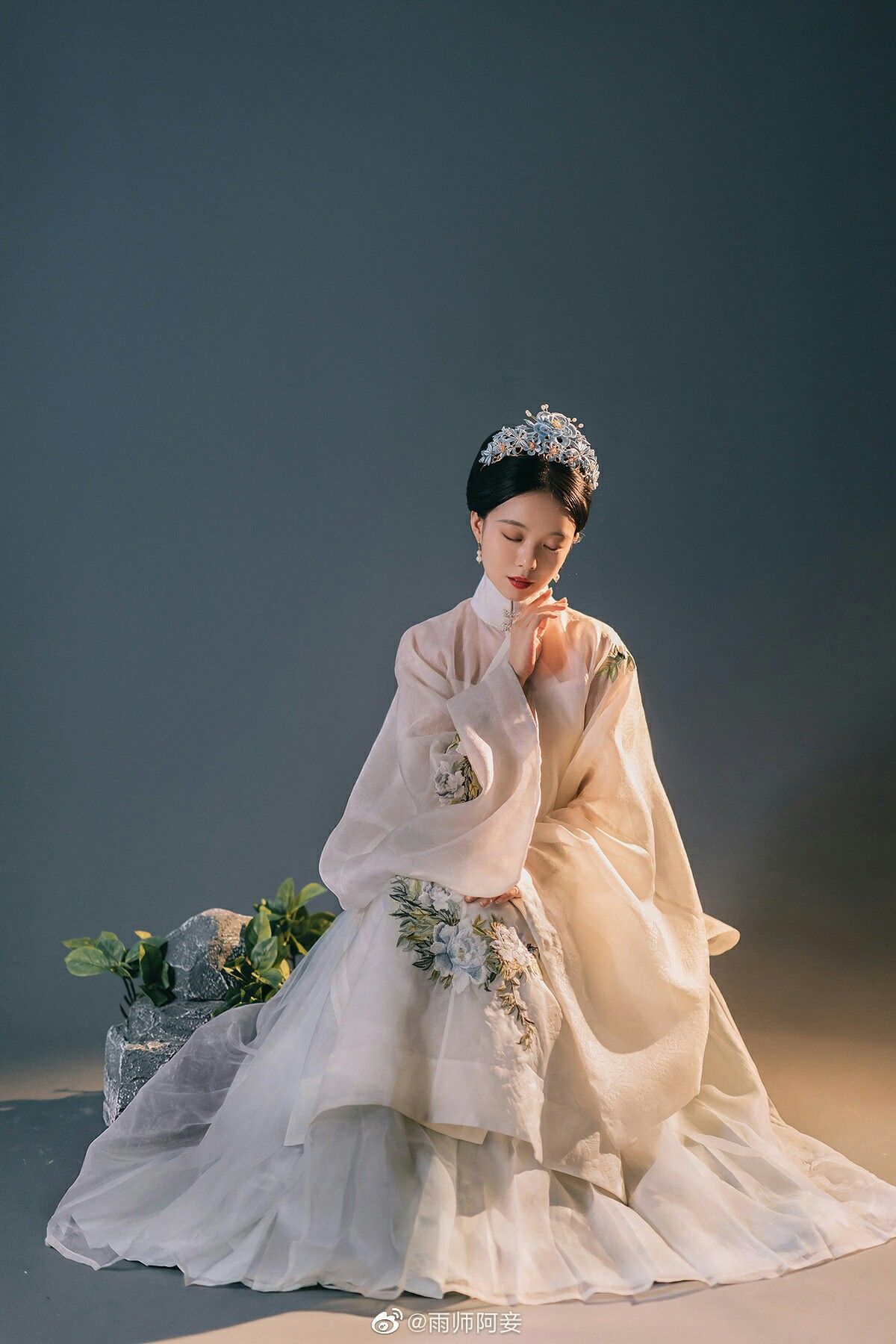 The Splendor of Yellow Hair Accessories in Hanfu Fashion The Splendor of Yellow Hair Accessories in Hanfu Fashion