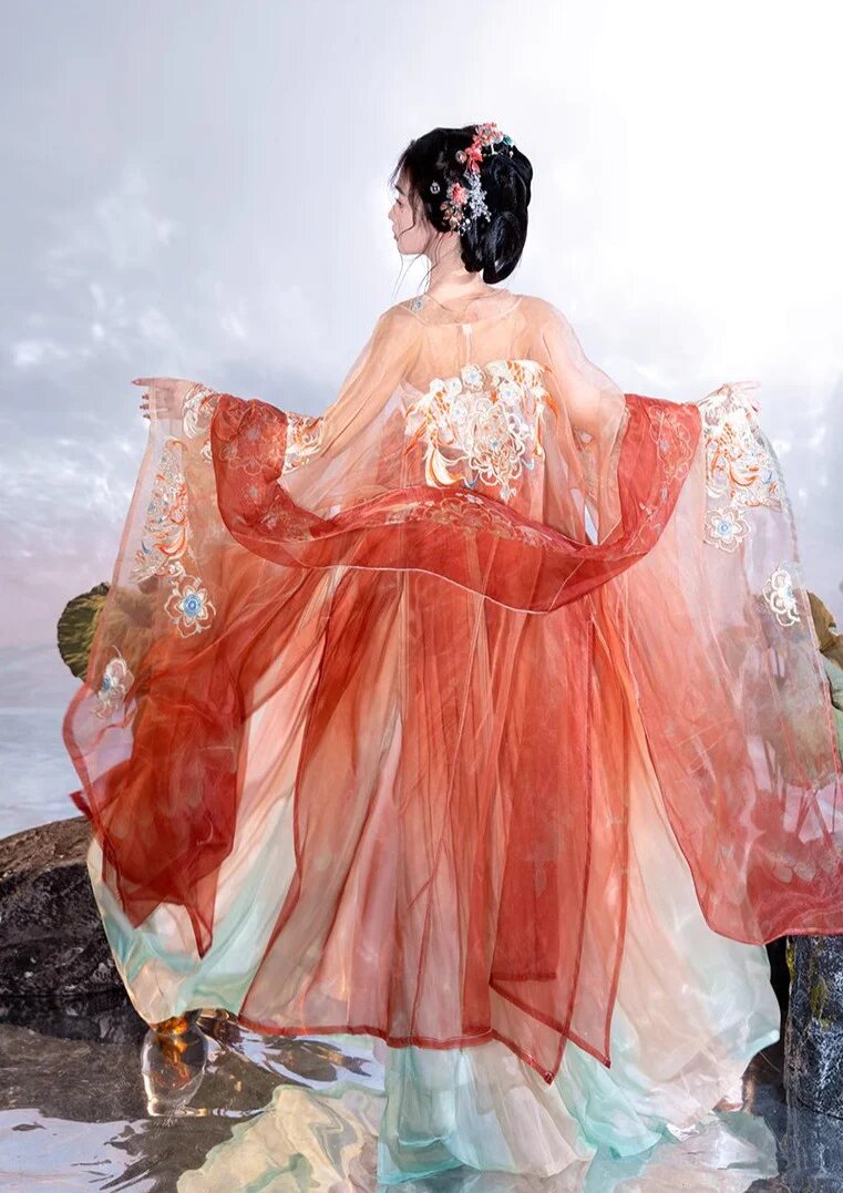 Embracing Modernity:The Evolution of Cheongsam with a Low Collar Design