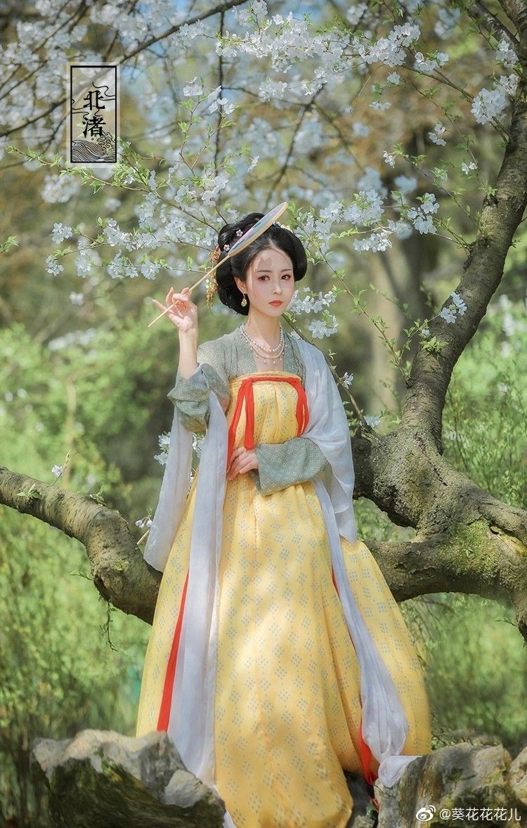 Elegant Beauty in a Cheongsam:A Glance into Traditional Chinese Elegance