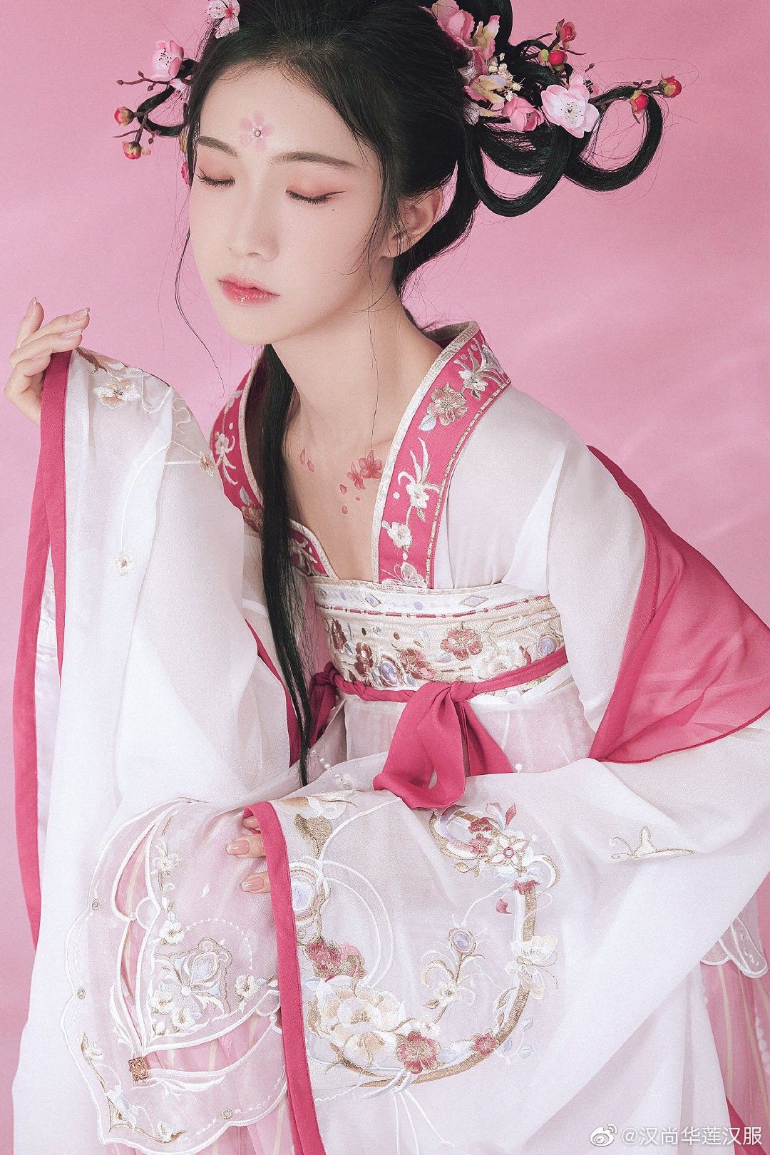 A Girls Hanfu Cheongsam Set:Embracing Traditional Elegance in Modern Times A Girls Hanfu Cheongsam Set:Embracing Traditional Elegance in Modern Times